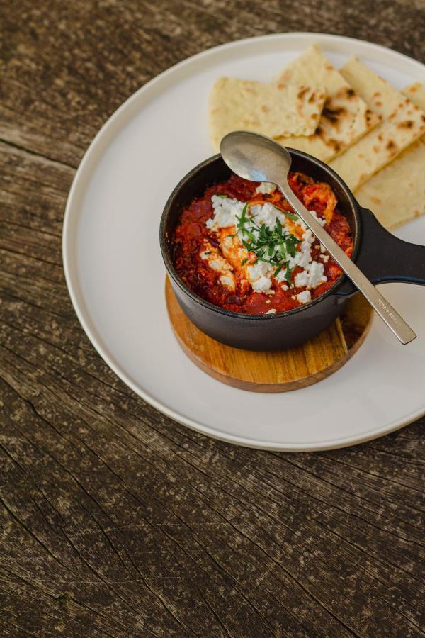 Kai 36 - Hotel Zwischen Fels Und Fluss 格拉茨 外观 照片 Baked eggs with tomato and feta cheese