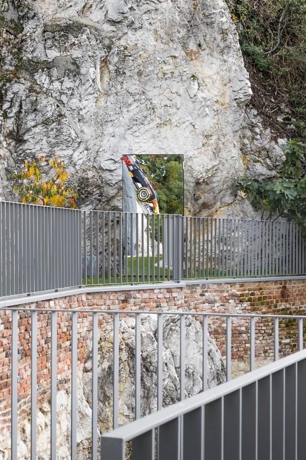 Kai 36 - Hotel Zwischen Fels Und Fluss 格拉茨 外观 照片 The memorial at the crash site