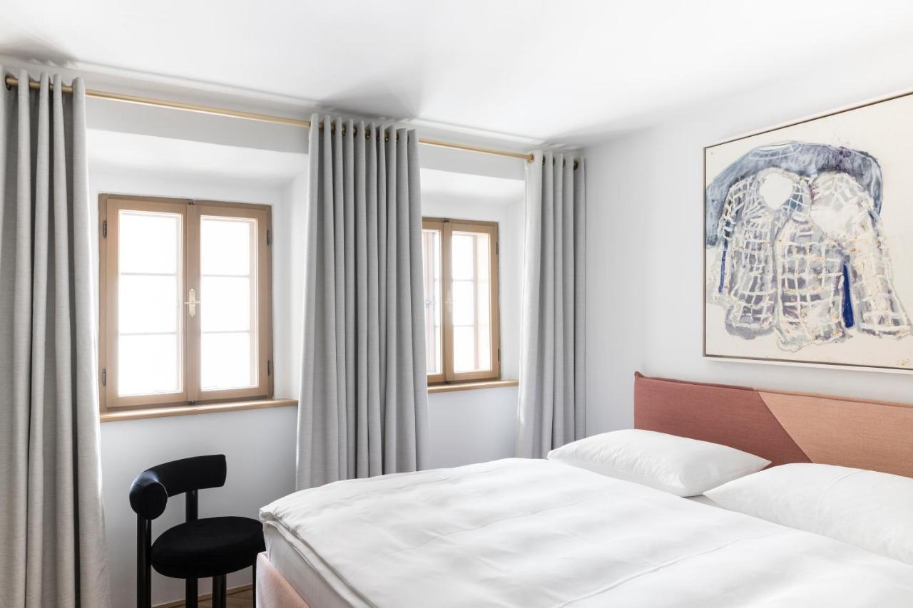 Kai 36 - Hotel Zwischen Fels Und Fluss 格拉茨 外观 照片 A bedroom with curtains