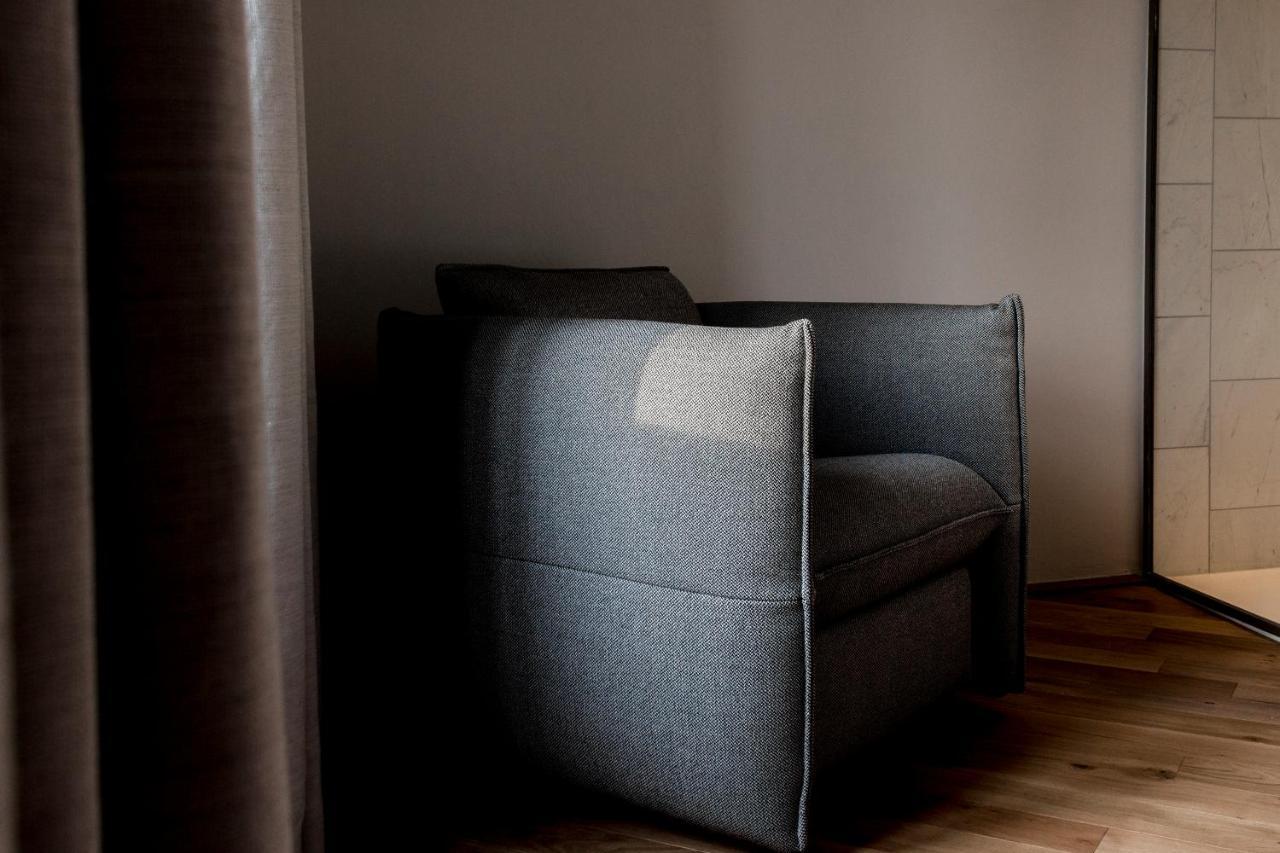 Kai 36 - Hotel Zwischen Fels Und Fluss 格拉茨 外观 照片 A chair