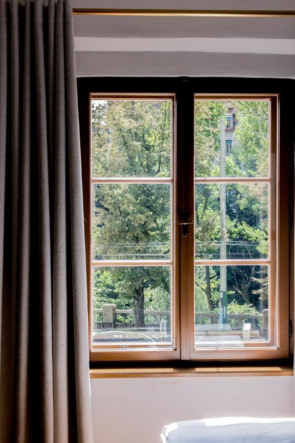 Kai 36 - Hotel Zwischen Fels Und Fluss 格拉茨 外观 照片 A window with curtains