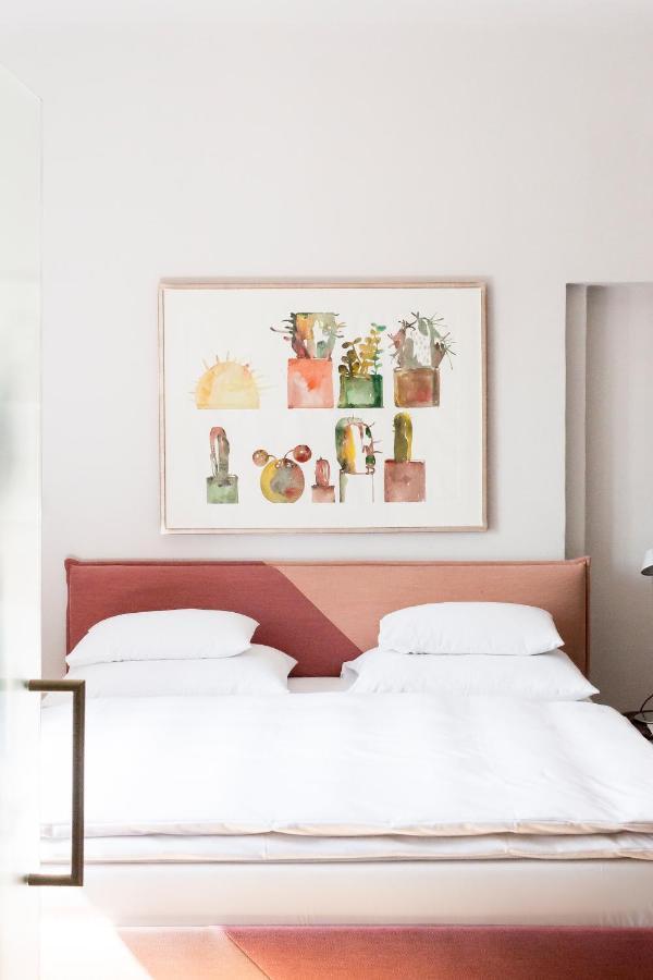 Kai 36 - Hotel Zwischen Fels Und Fluss 格拉茨 外观 照片 A bedroom with a bed and a painting
