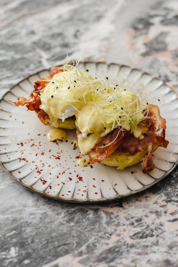 Kai 36 - Hotel Zwischen Fels Und Fluss 格拉茨 外观 照片 A potato and bacon roll