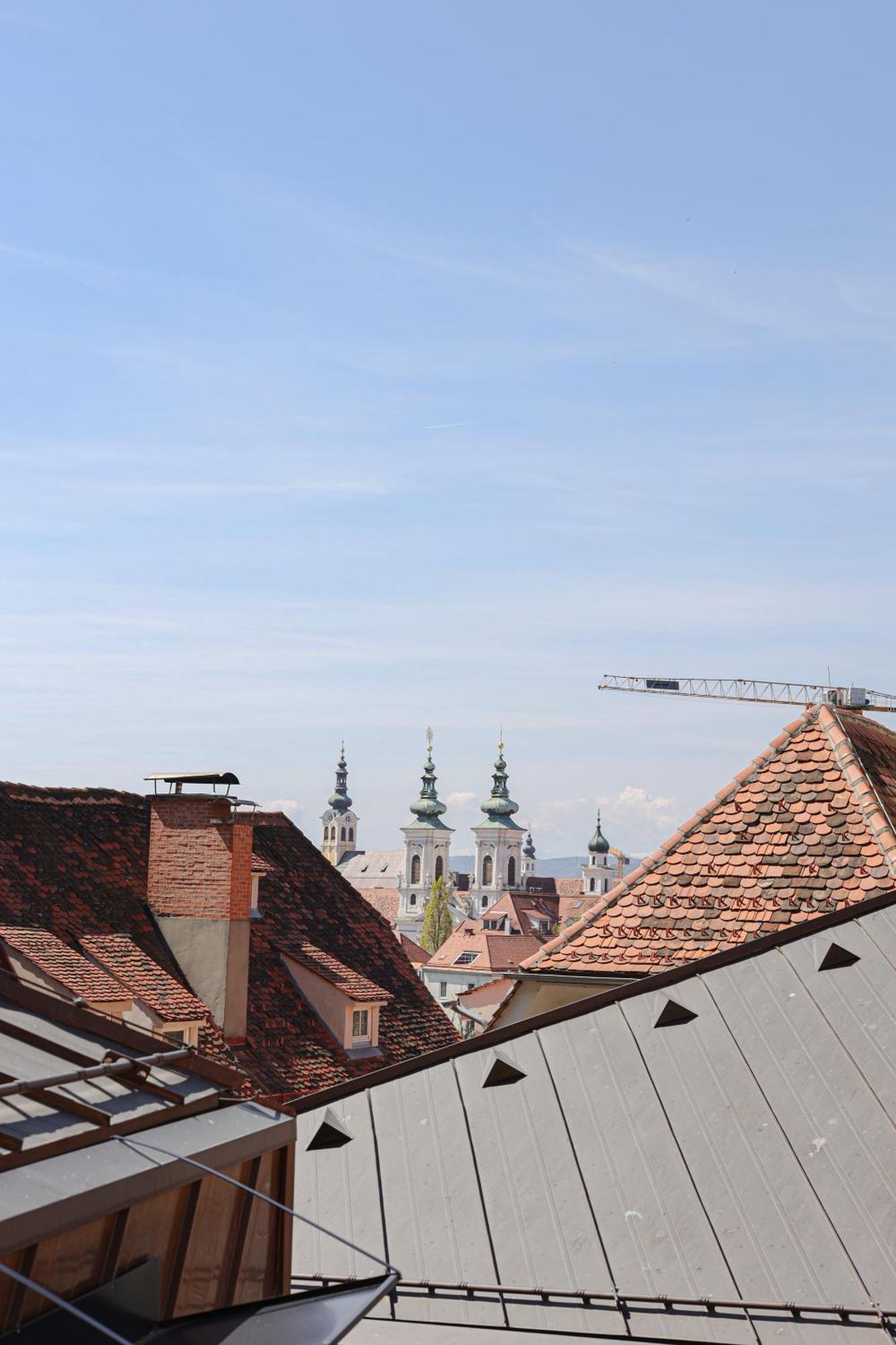 Kai 36 - Hotel Zwischen Fels Und Fluss 格拉茨 外观 照片 The twin spires of the abbey church
