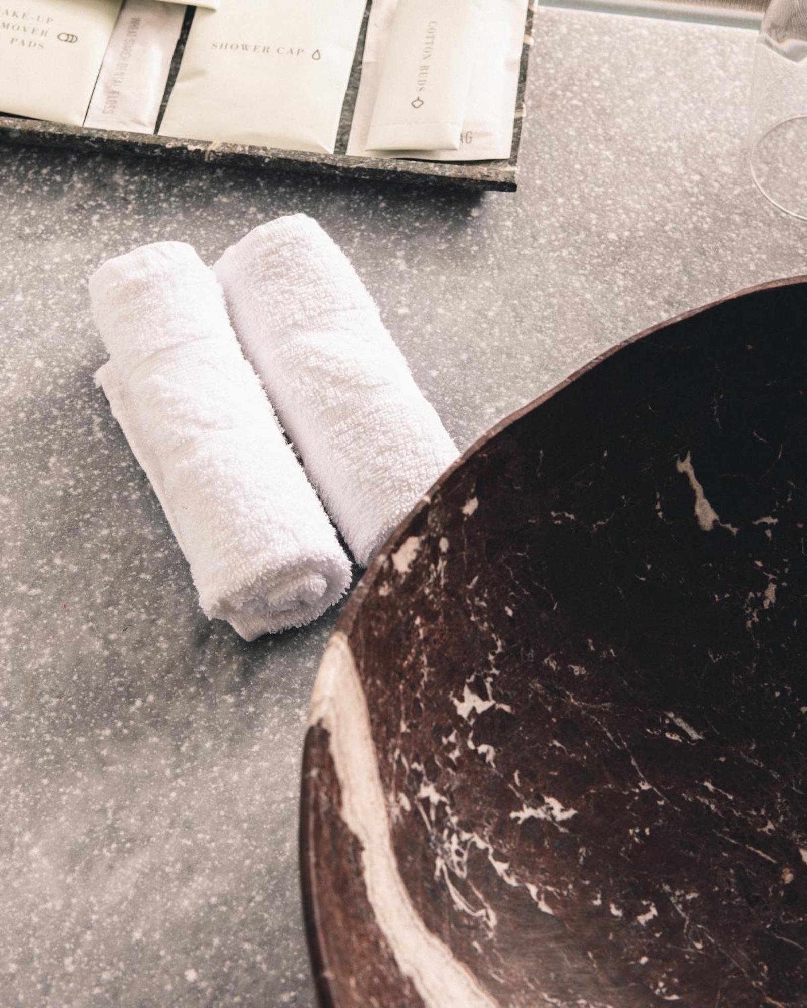 Kai 36 - Hotel Zwischen Fels Und Fluss 格拉茨 外观 照片 A pair of rolled towels