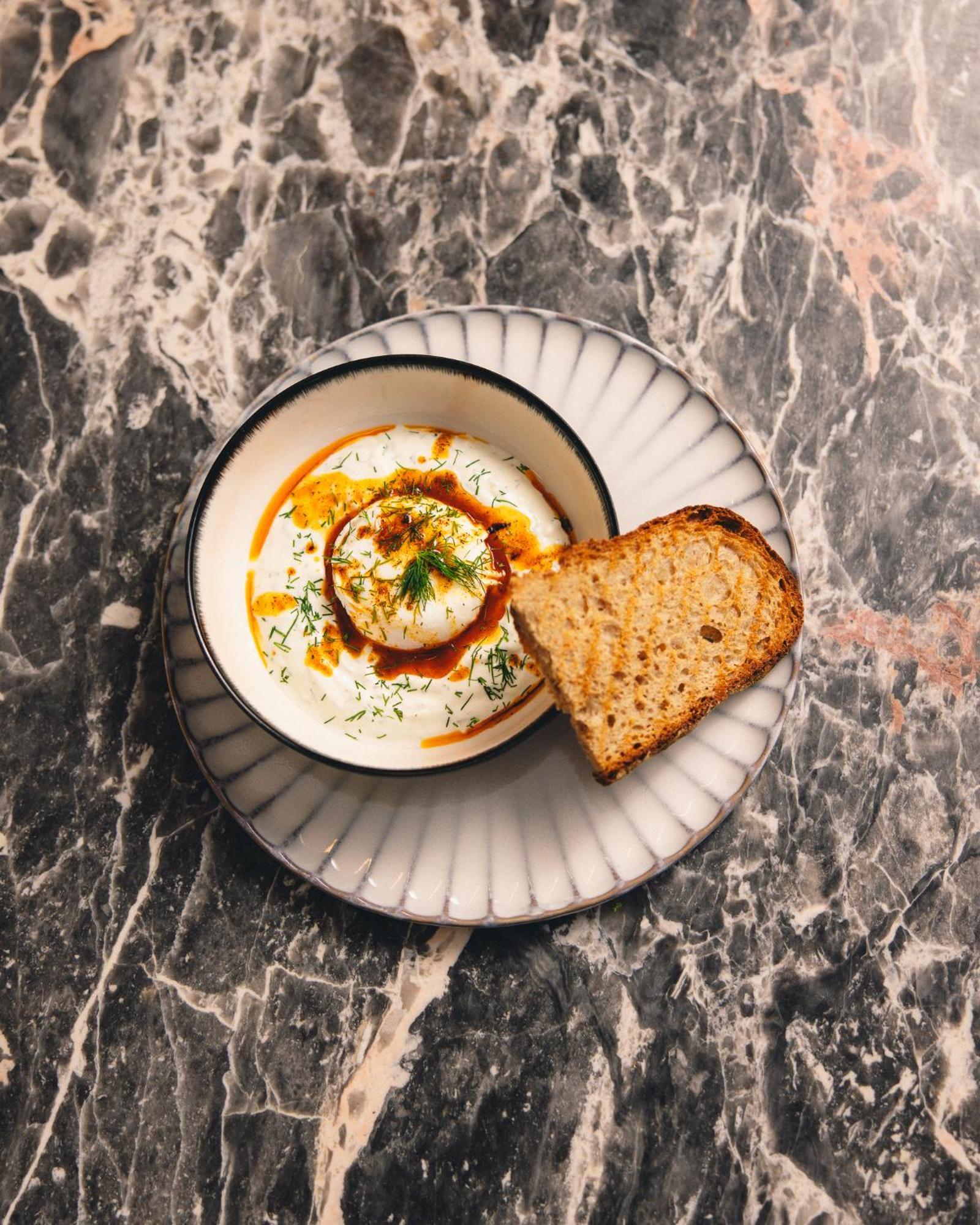 Kai 36 - Hotel Zwischen Fels Und Fluss 格拉茨 外观 照片 A bowl of Labneh with olive oil and sumac